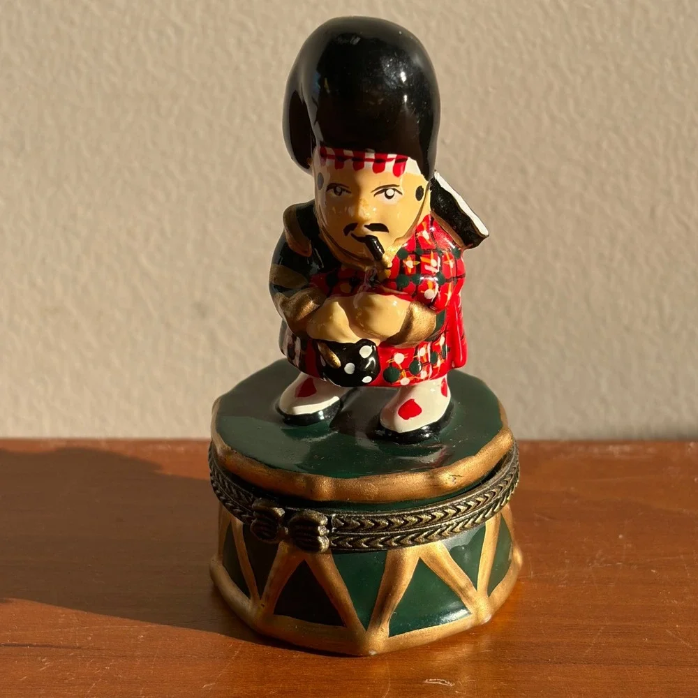 Yarto Porcelain Scottish Bagpiper Hinged Trinket Box Green Drum Tartan Kilt